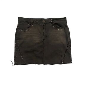 Forever 21 distressed jean skirt 🤍